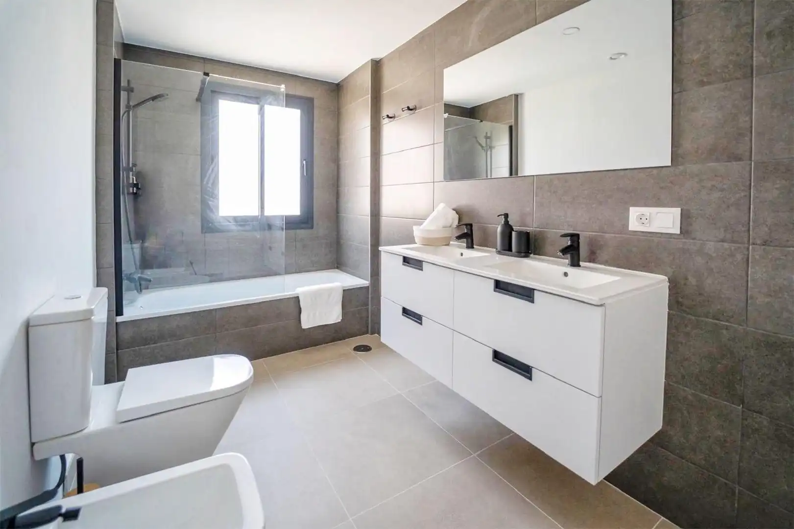 Casa o chalet en venta en Calle Montemayor, Local, Cancelada Baño de Casa o chalet en venta en Estepona con Aire acondicionado, Terraza y Balcón