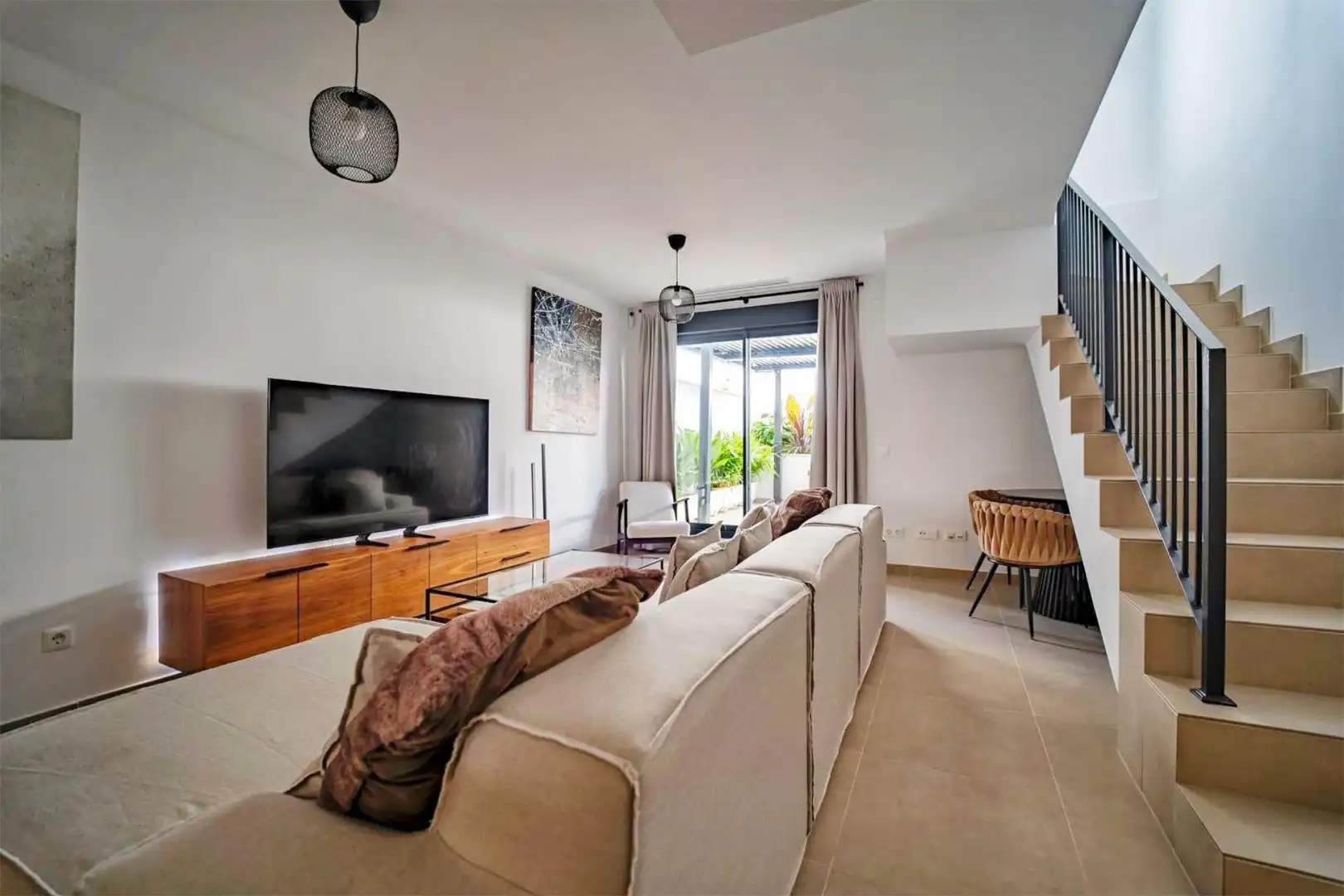 Casa o chalet en venta en Calle Montemayor, Local, Cancelada Sala de estar de Casa o chalet en venta en Estepona con Aire acondicionado, Terraza y Balcón