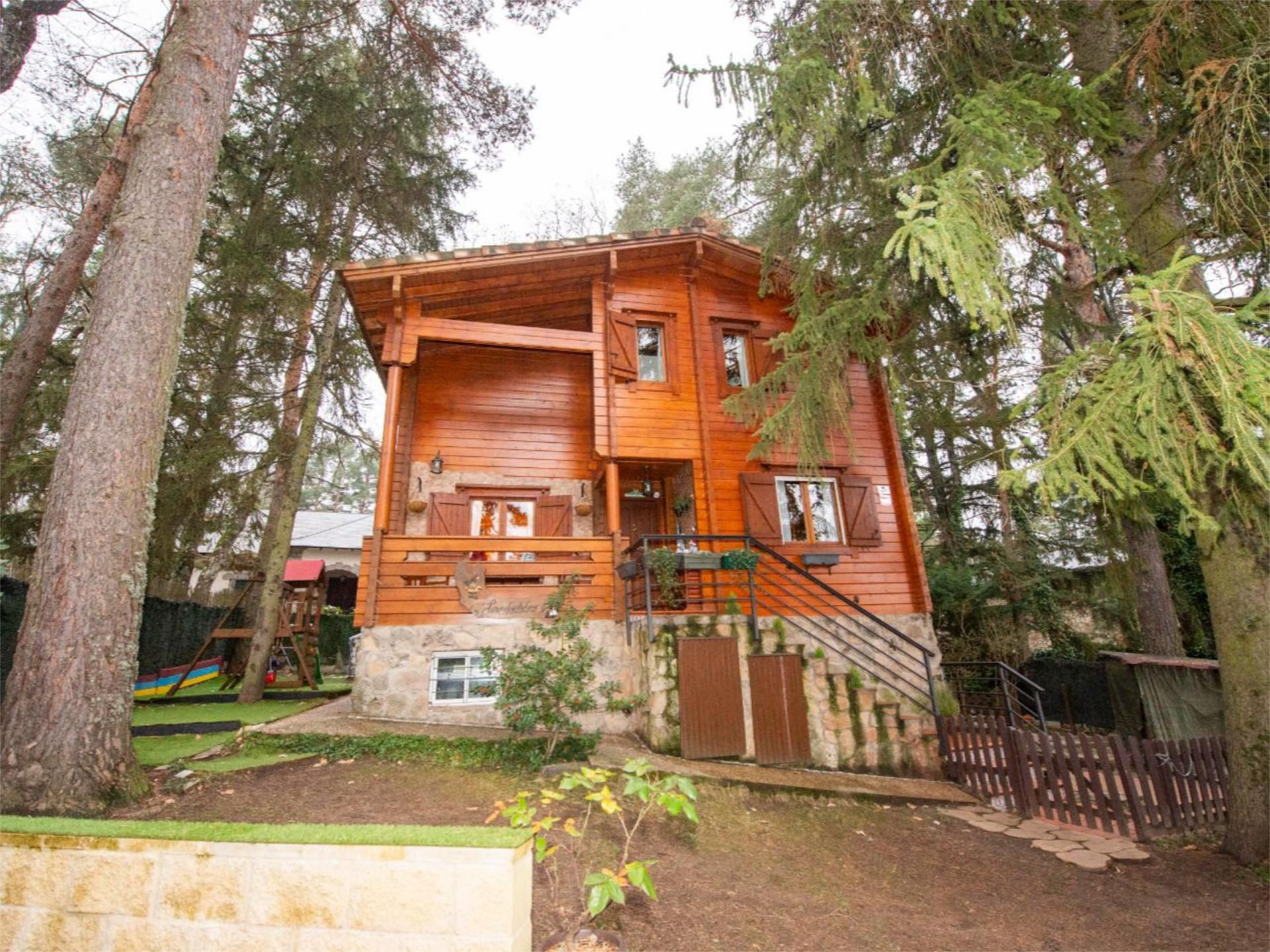 Vista exterior de Casa o xalet en venda en El Espinar amb Calefacció, Jardí privat i Terrassa