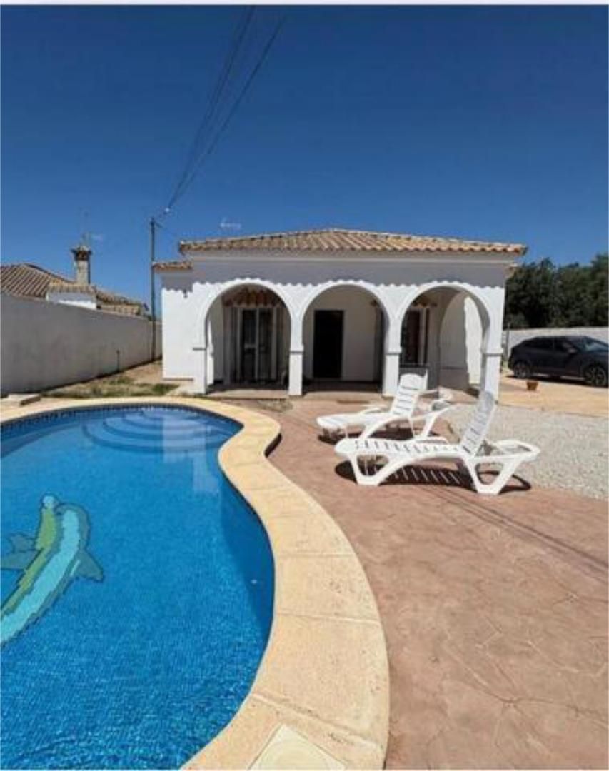 Vista exterior de Casa adosada de lloguer en Chiclana de la Frontera amb Jardí privat, Piscina i Moblat