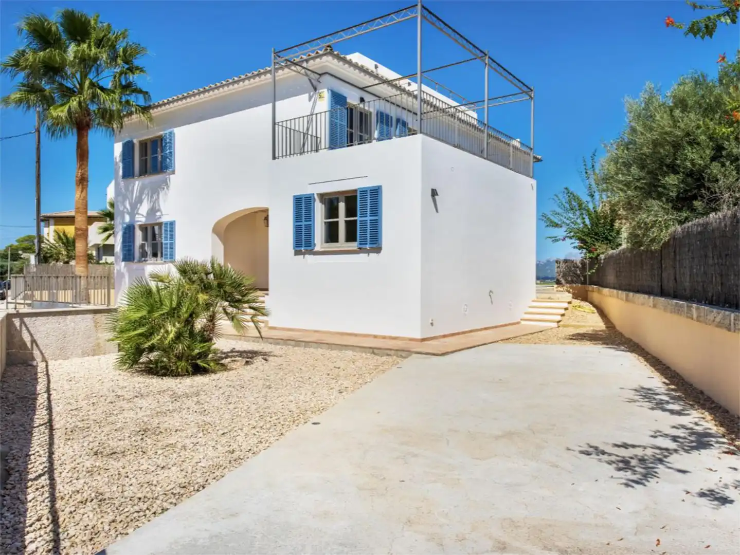 Pis en venda a Avinguda Camp del Mar, 33, Bacarés - Manresa - Bonaire Vista exterior de Pis en venda en Alcúdia amb Aire condicionat, Calefacció i Jardí privat