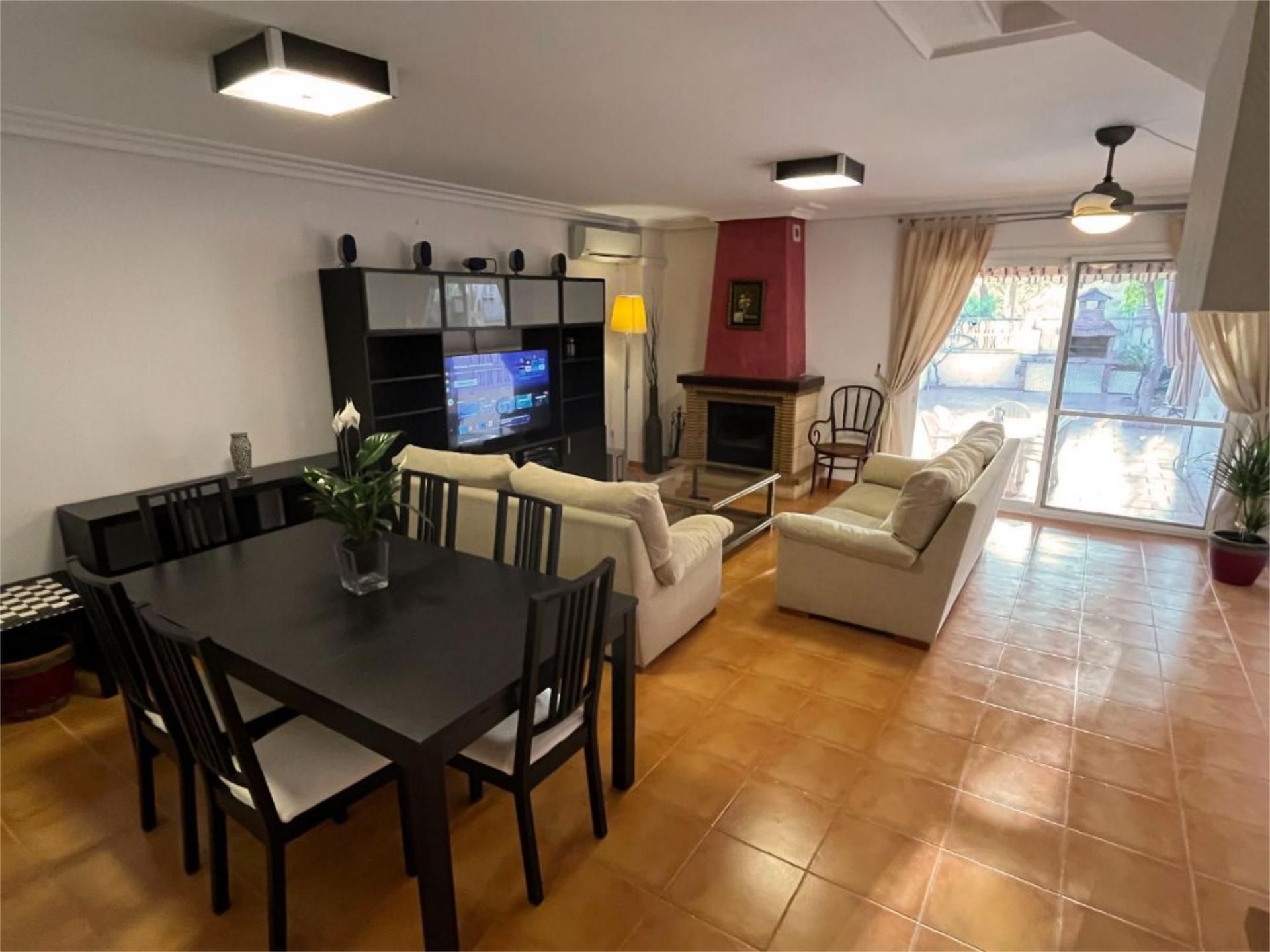 Sala d'estar de Casa o xalet de lloguer en Rincón de la Victoria amb Aire condicionat, Terrassa i Moblat