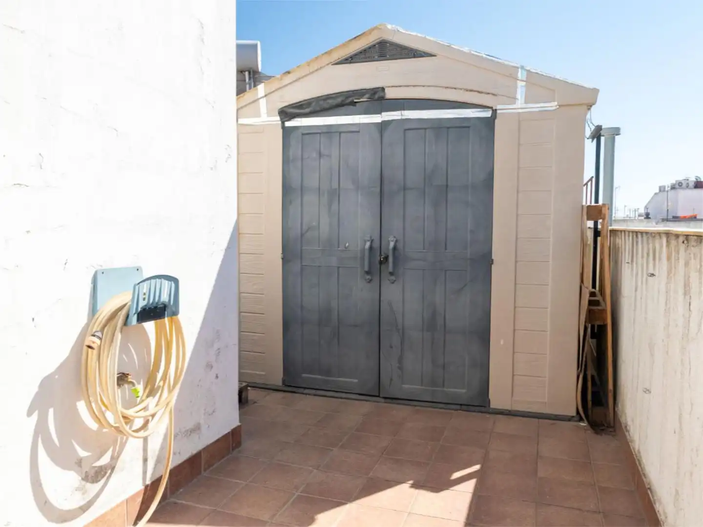 Außenansicht von Wohnung zum Verkauf in  Huelva Capital mit Klimaanlage und Terrasse