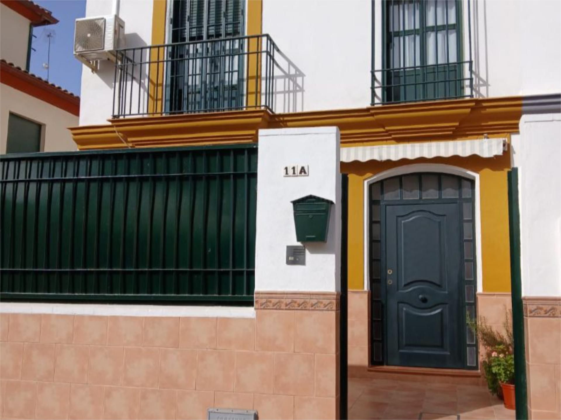 Vista exterior de Casa adosada en venda en Burguillos amb Balcó