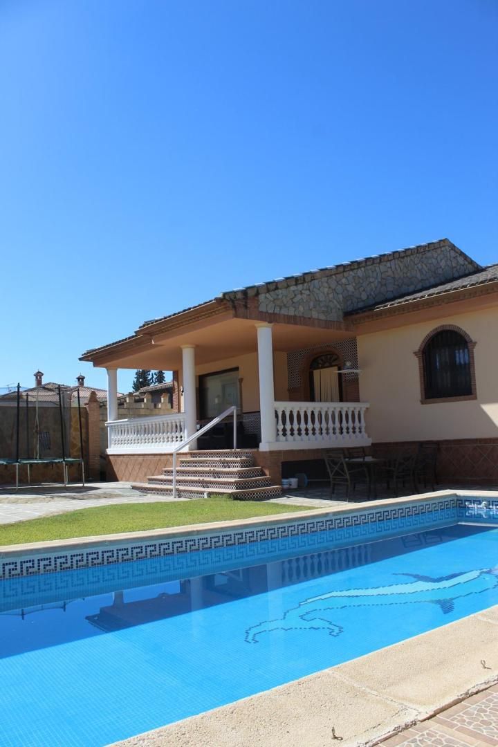 Vista exterior de Casa o xalet en venda en Láchar amb Aire condicionat, Terrassa i Piscina