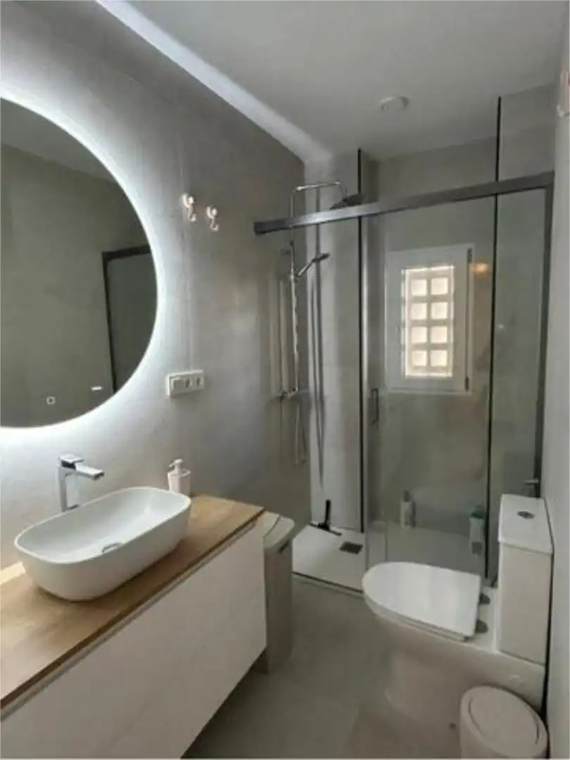 Wohnung zum Verkauf in Centro Badezimmer von Wohnung zum Verkauf in Salobreña mit Privatgarten, Terrasse und Schwimmbad
