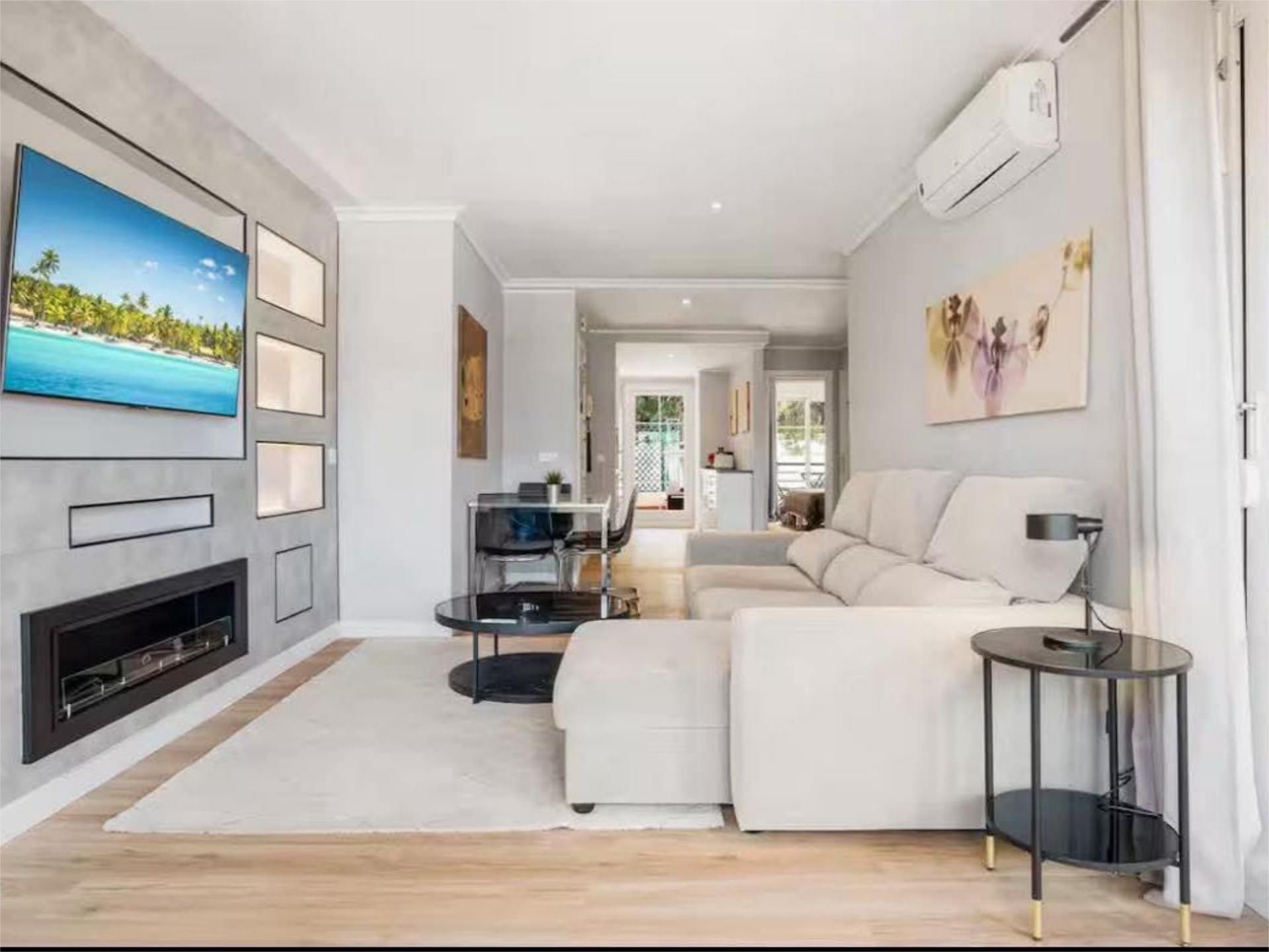 Living room of Apartment to rent in Marbella  with Air Conditioner, Heating and Parquet flooring