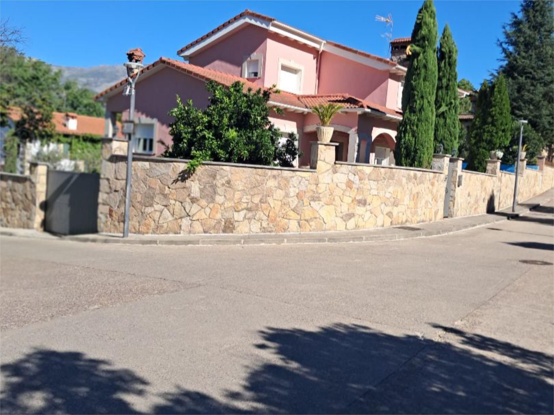 Vista exterior de Casa o xalet en venda en Arenas de San Pedro amb Aire condicionat, Terrassa i Piscina
