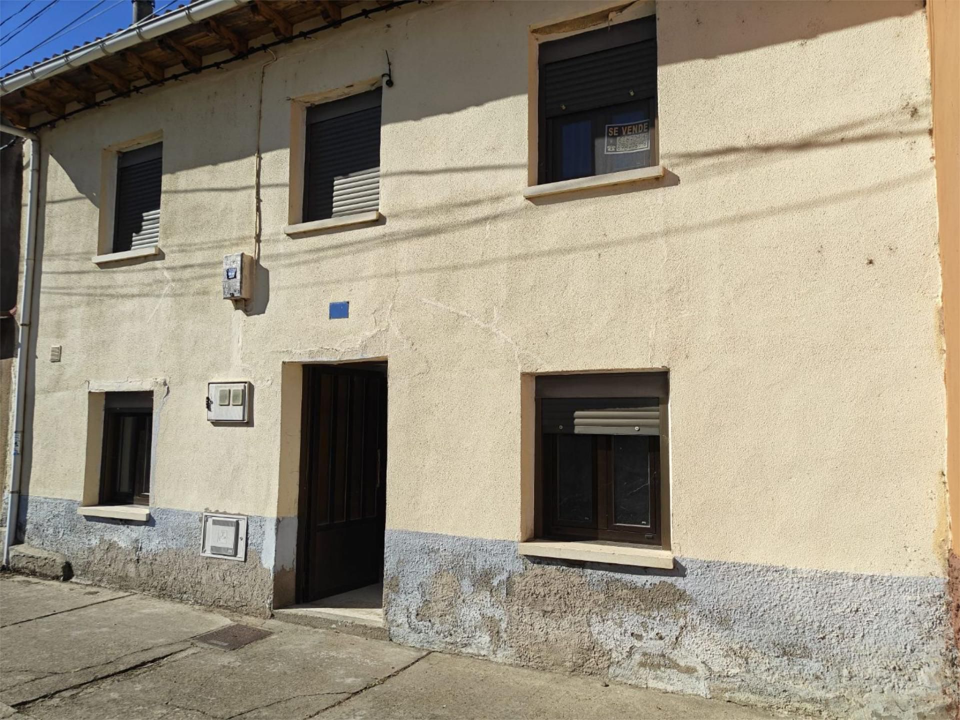 Vista exterior de Casa adosada en venda en Vegas del Condado amb Calefacció, Terrassa i Traster