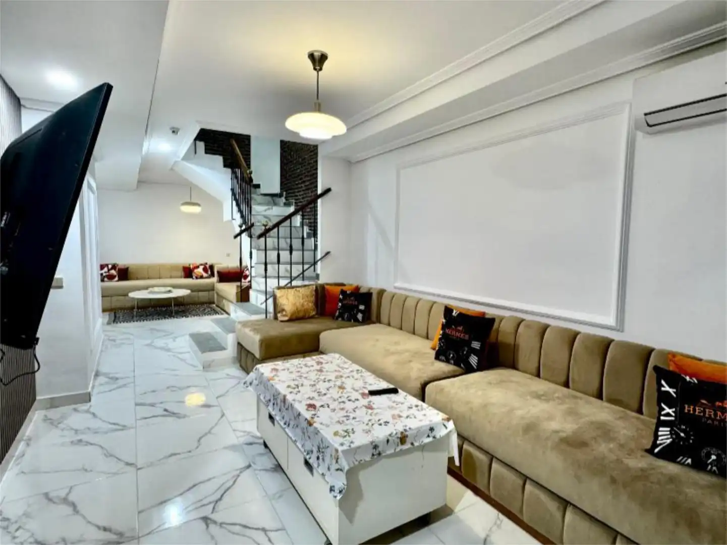 Dúplex en venta en Avenida Almirante León Herrero, 11, Hornos Púnicos Sala de estar de Dúplex en venta en San Fernando con Aire acondicionado, Jardín privado y Parquet