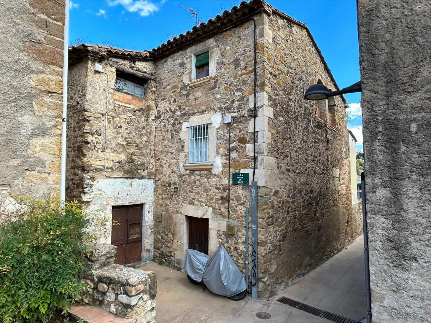 Piso en venta en Carrer de la Ronda de Baix, 33, Celrà Vista exterior de Piso en venta en Celrà con Balcón