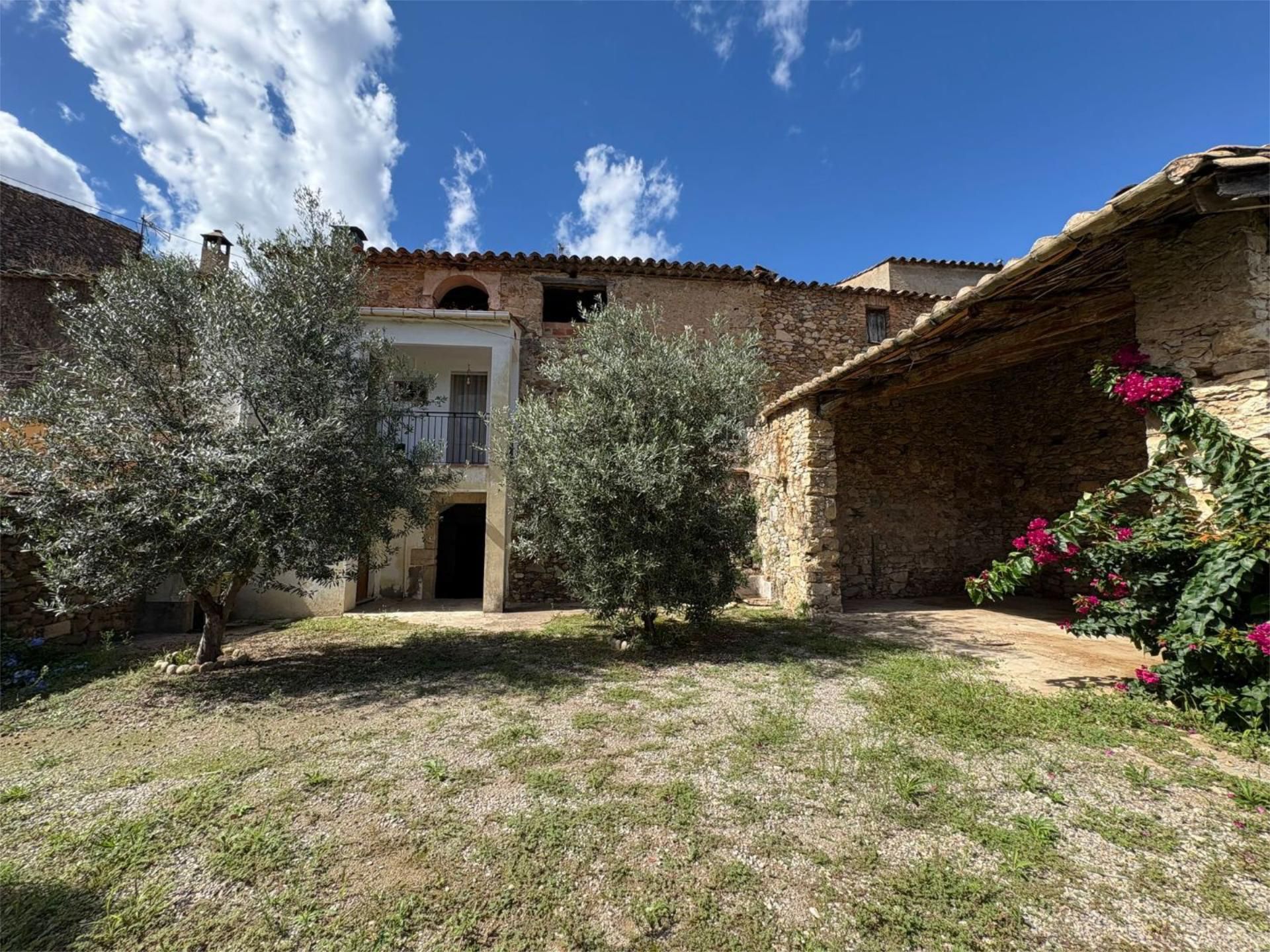 Vista exterior de Casa adosada en venta en Celrà con Balcón