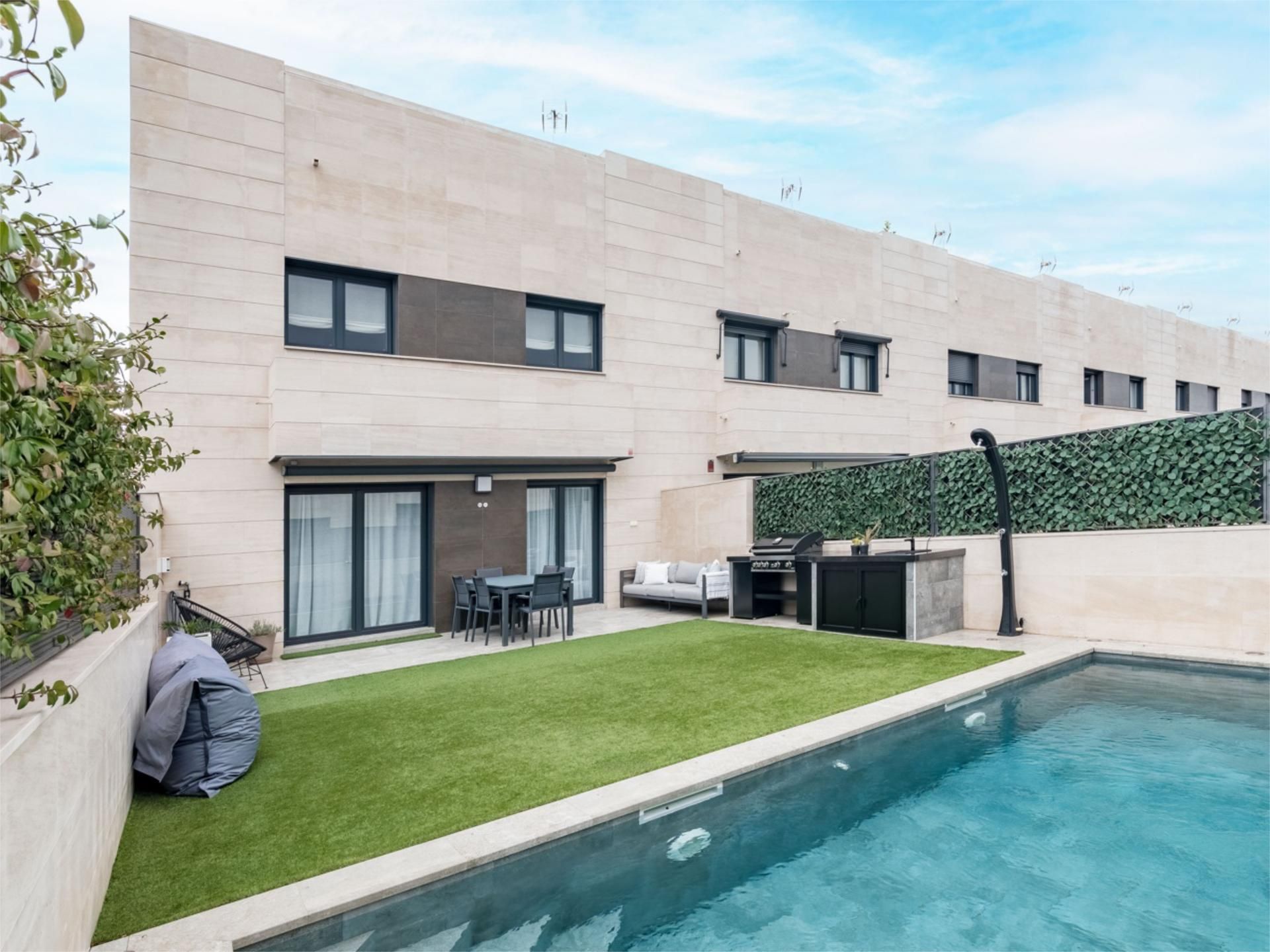 Swimming pool of Flat for sale in  Madrid Capital  with Air Conditioner, Heating and Private garden