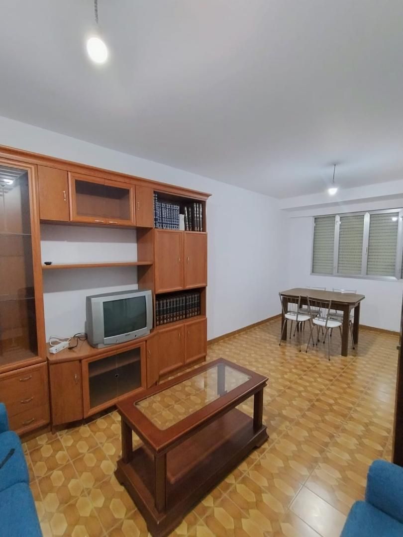 Sala d'estar de Pis de lloguer en Melide amb Traster, Moblat i Forn