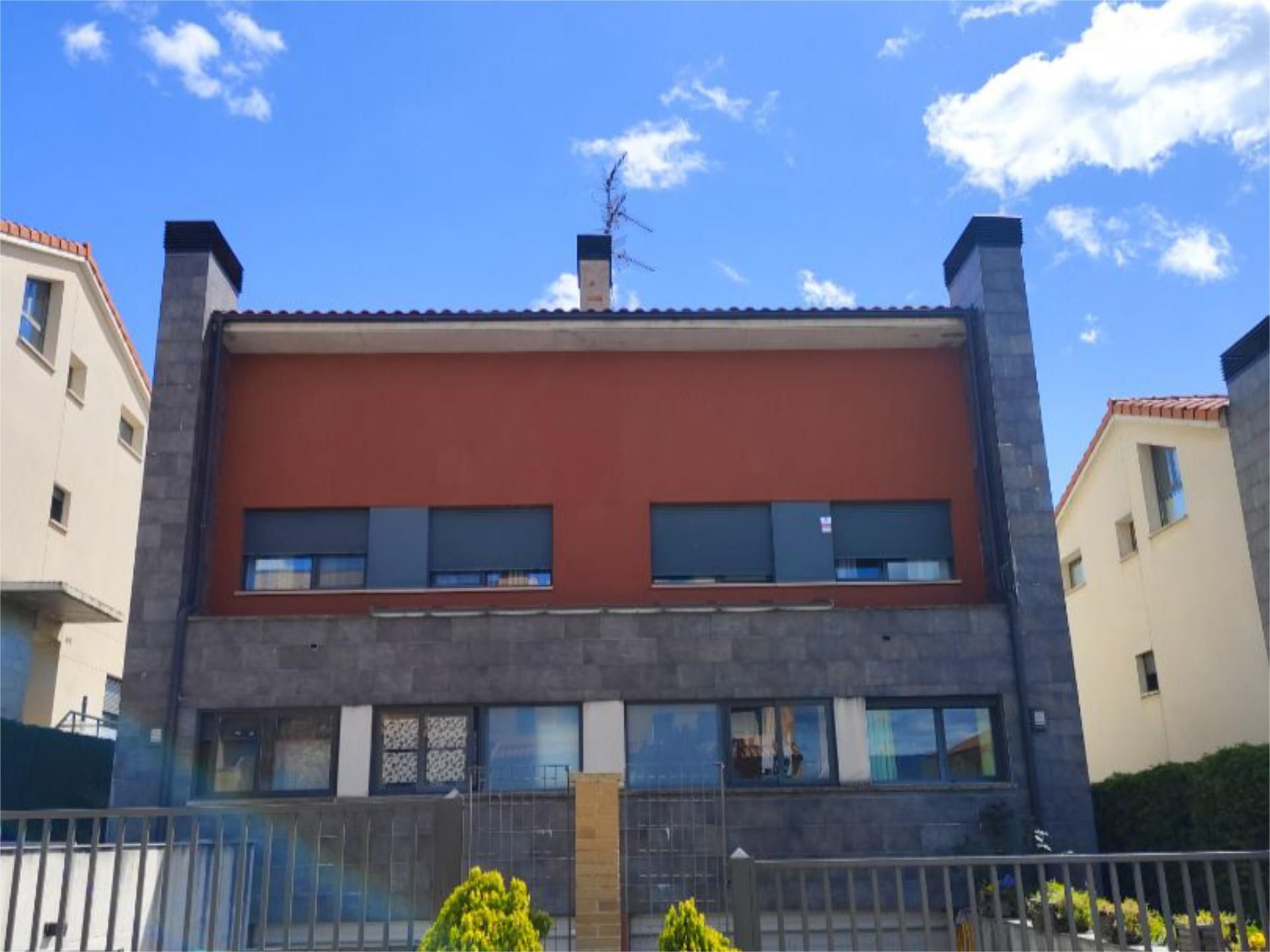 Vista exterior de Casa o xalet en venda en Esteribar amb Calefacció, Jardí privat i Parquet