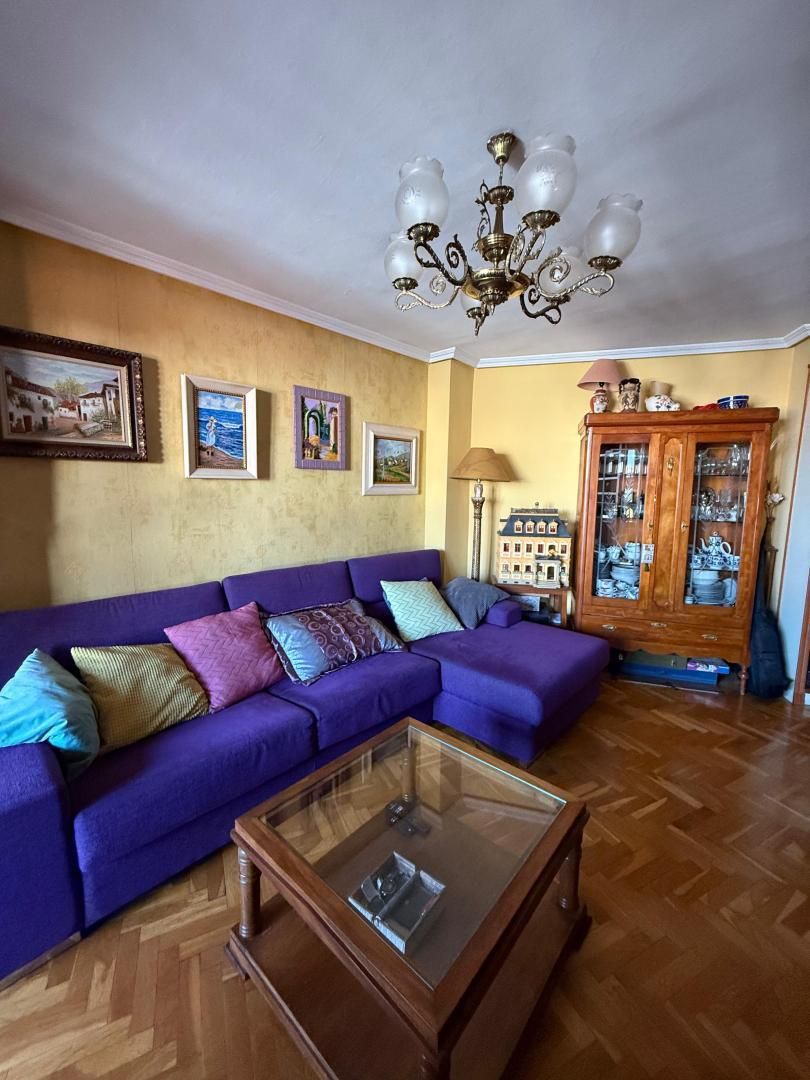 Sala d'estar de Pis en venda en León Capital  amb Calefacció, Parquet i Aparcament comunitari