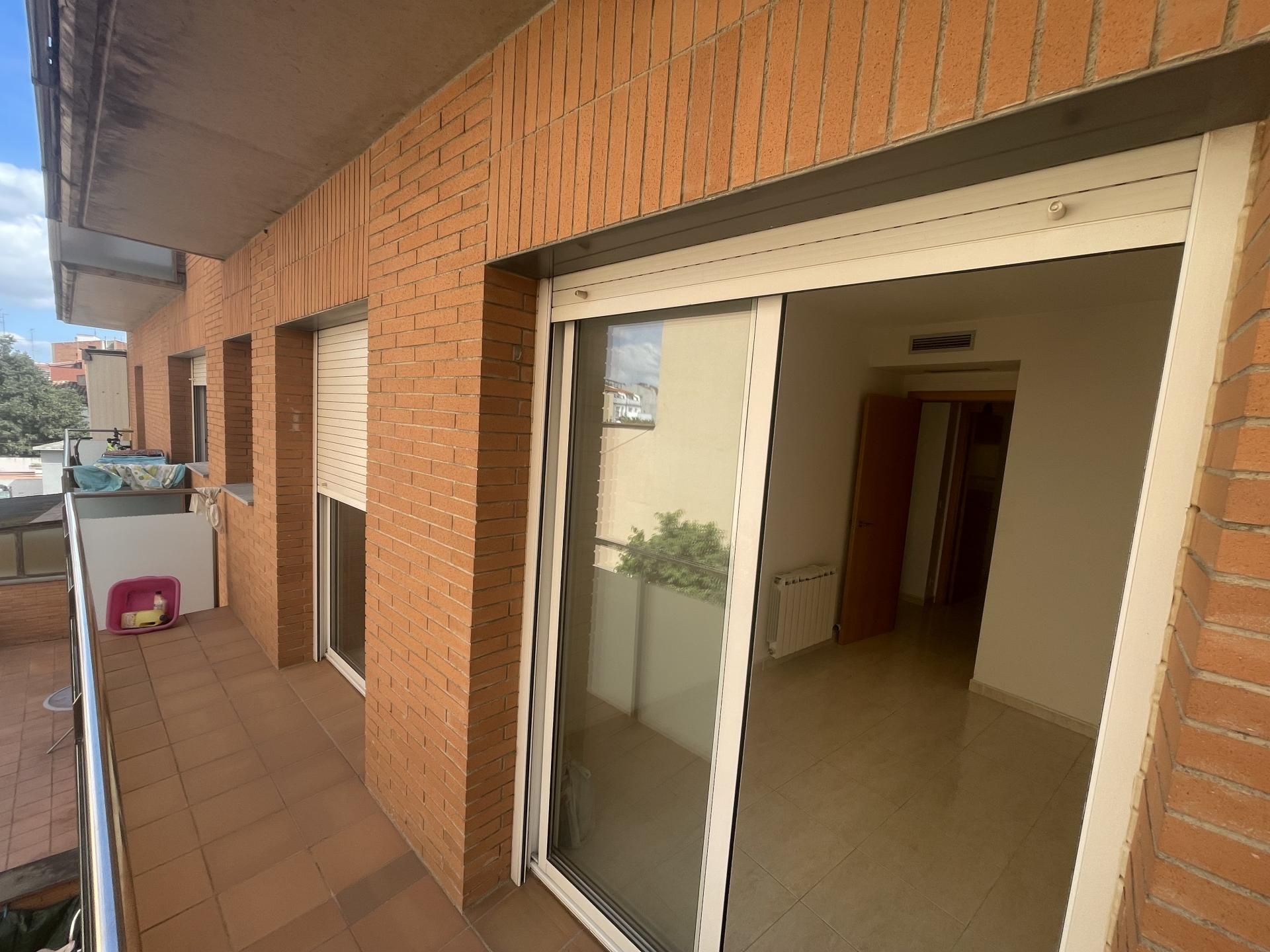 Vista exterior de Pis en venda en Figueres amb Aire condicionat, Terrassa i Balcó