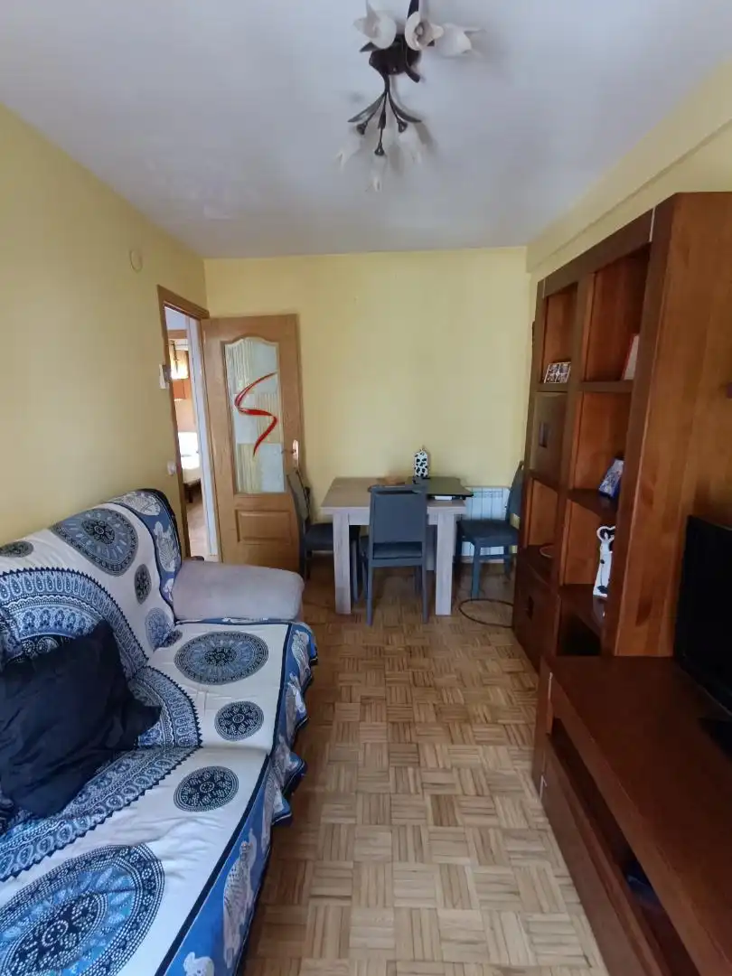 Room in Calle del Pinzón, Vista Alegre Bedroom of Flat for share in Madrid with Air Conditioner, Heating and Terrace