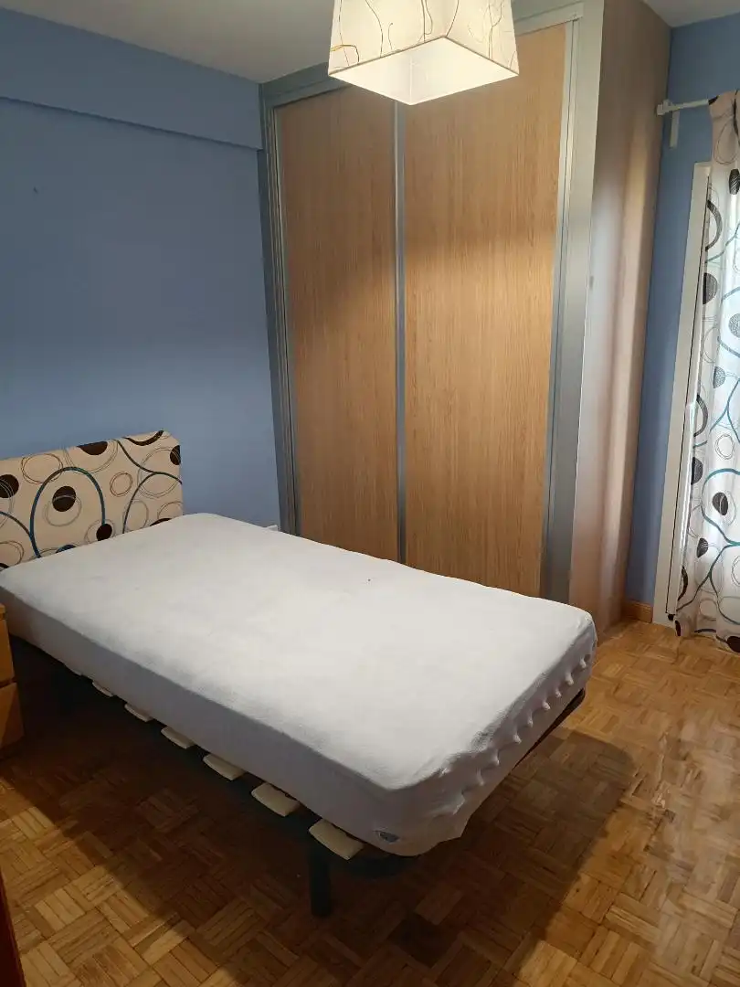 Room in Calle del Pinzón, Vista Alegre Bedroom of Flat for share in Madrid with Air Conditioner, Heating and Terrace