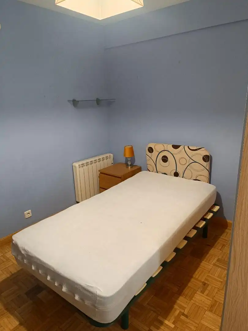 Room in Calle del Pinzón, Vista Alegre Bedroom of Flat for share in Madrid with Air Conditioner, Heating and Terrace