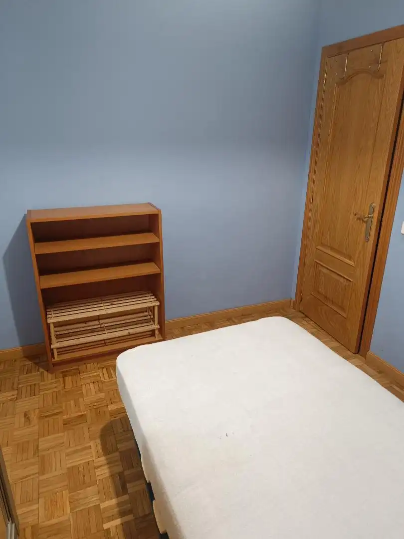Room in Calle del Pinzón, Vista Alegre Bedroom of Flat for share in Madrid with Air Conditioner, Heating and Terrace