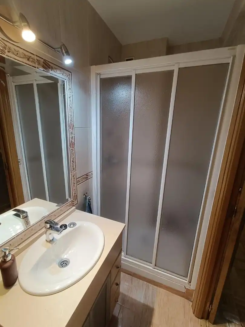 Room in Calle del Pinzón, Vista Alegre Bathroom of Flat for share in Madrid with Air Conditioner, Heating and Terrace