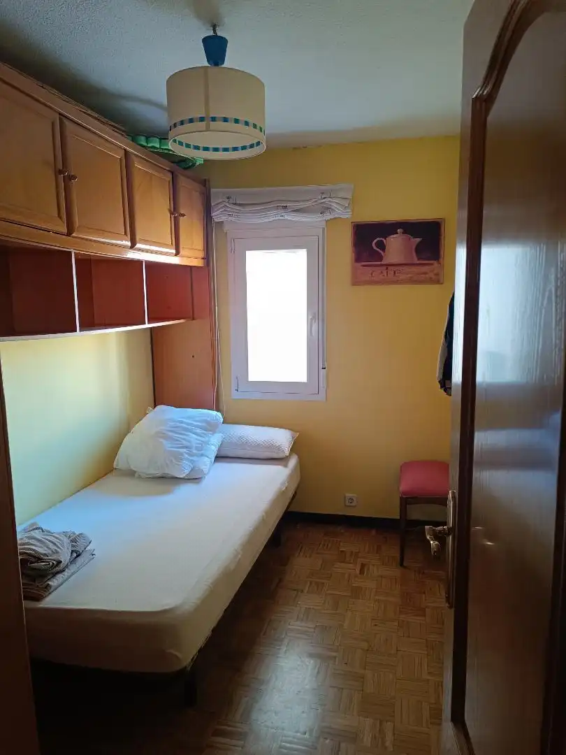 Room in Calle del Pinzón, Vista Alegre Bedroom of Flat for share in Madrid with Air Conditioner, Heating and Terrace