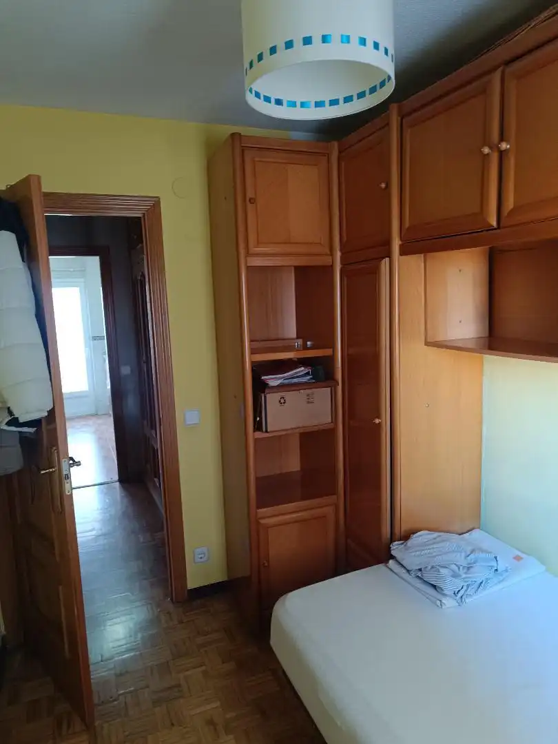 Room in Calle del Pinzón, Vista Alegre Bedroom of Flat for share in Madrid with Air Conditioner, Heating and Terrace