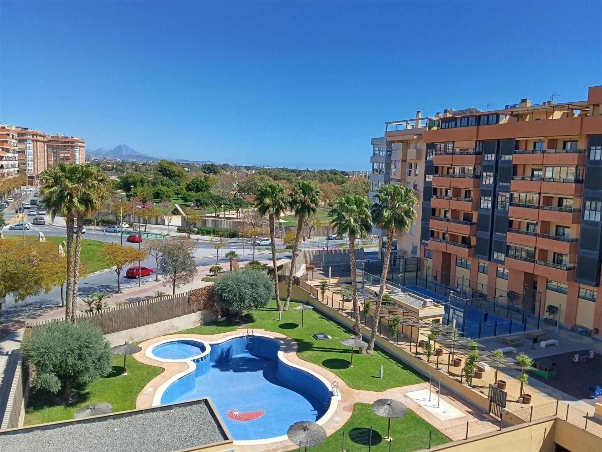 Vista exterior de Piso en venta en San Vicente del Raspeig / Sant Vicent del Raspeig con Aire acondicionado y Piscina
