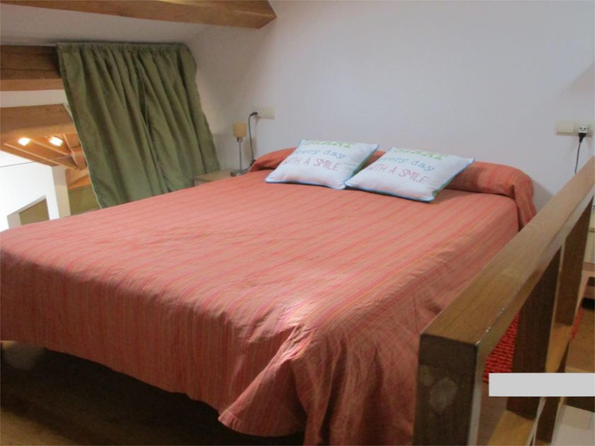 Dormitori de Apartament de lloguer en A Coruña Capital  amb Calefacció, Parquet i Terrassa