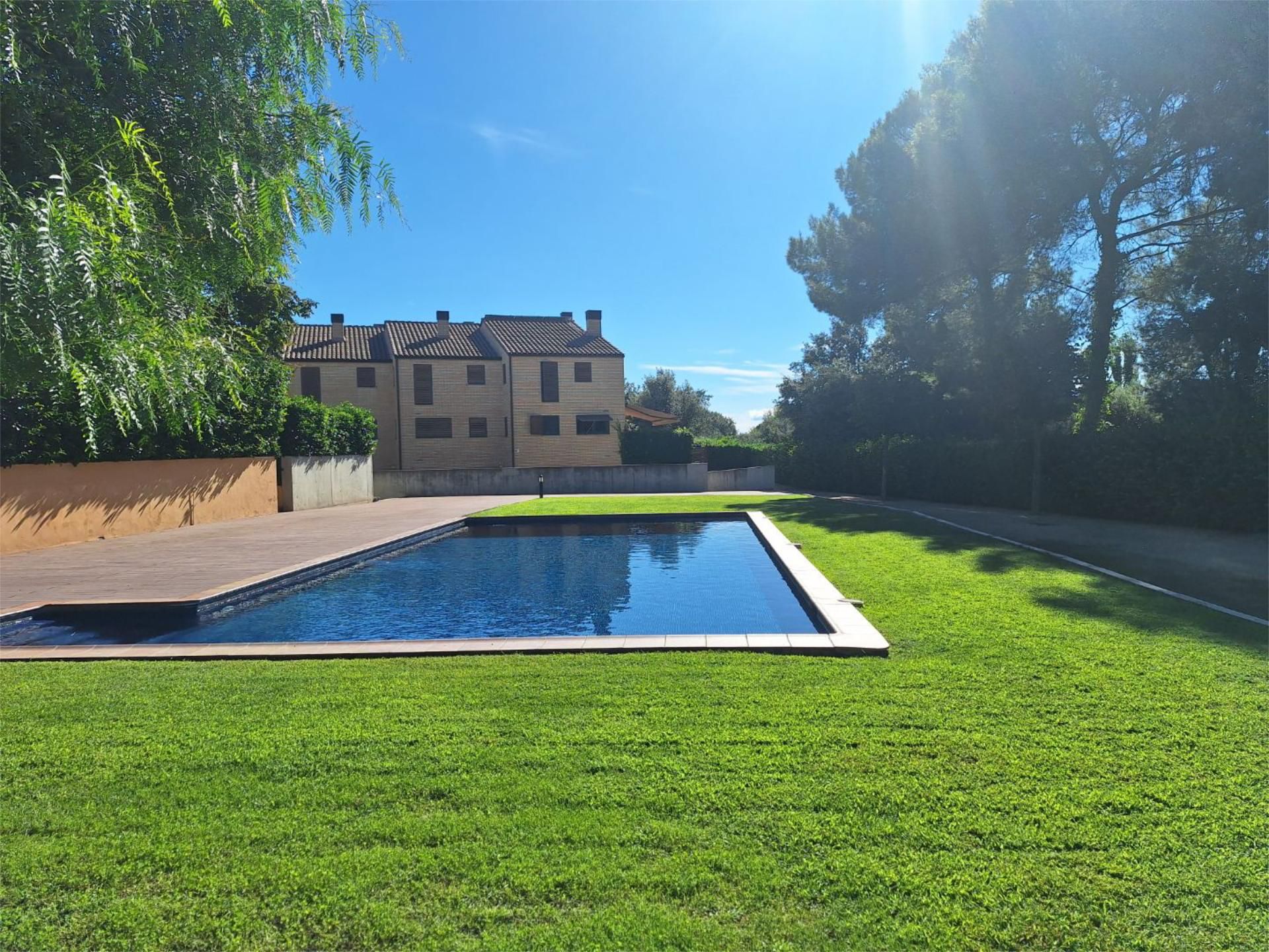 Piscina de Casa adosada en venda en L'Ametlla del Vallès amb Aire condicionat, Calefacció i Jardí privat