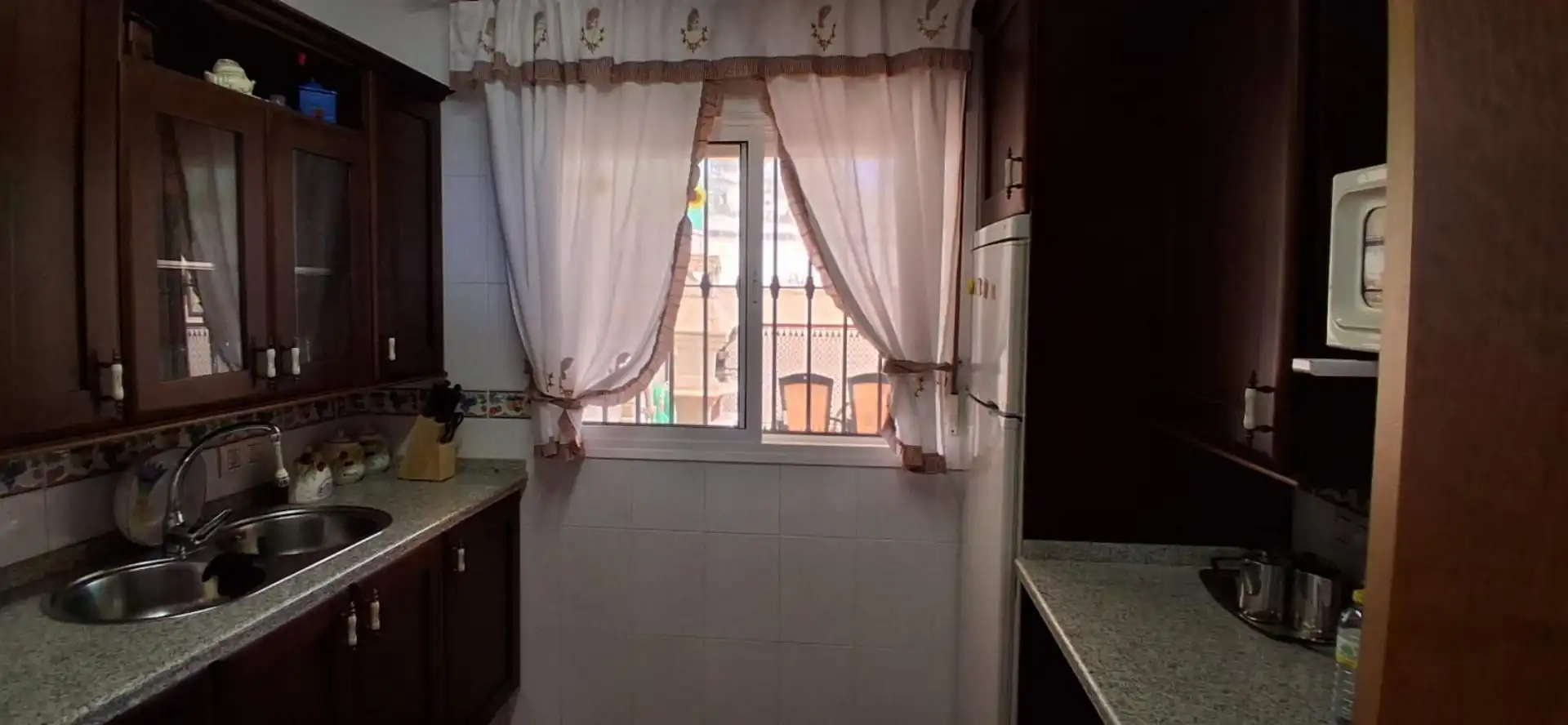 Casa adosada en venda a Calle Ramón y Cajal, El Real de la Jara Cuina de Casa adosada en venda en El Real de la Jara amb Aire condicionat, Jardí privat i Terrassa