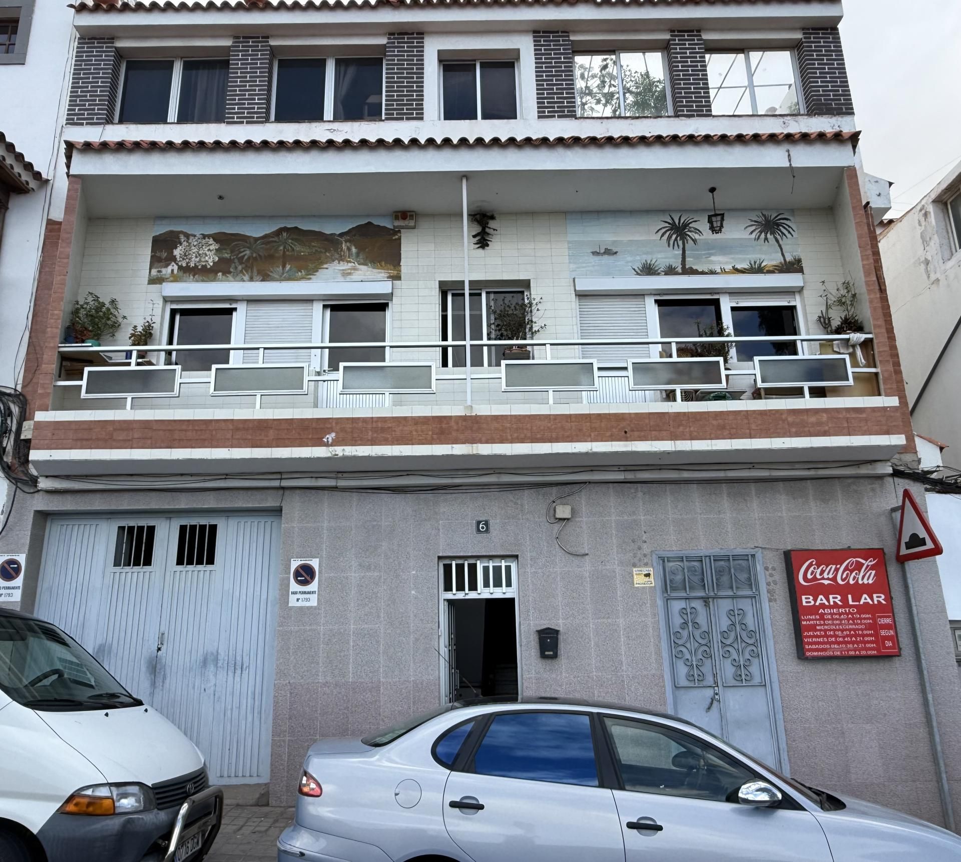 Vista exterior de Casa adosada en venda en Las Palmas de Gran Canaria amb Terrassa, Traster i Moblat