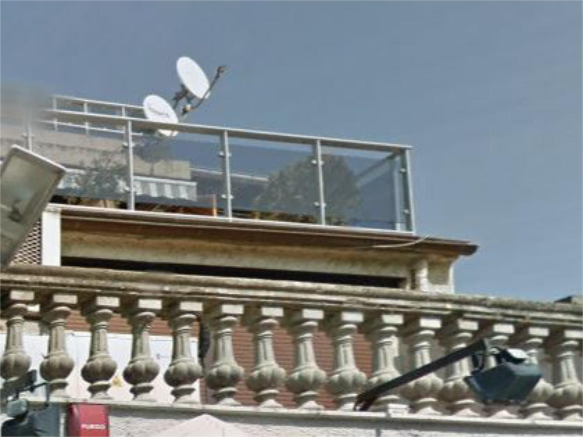 Vista exterior de Pis en venda en Puente la Reina / Gares amb Terrassa i Balcó