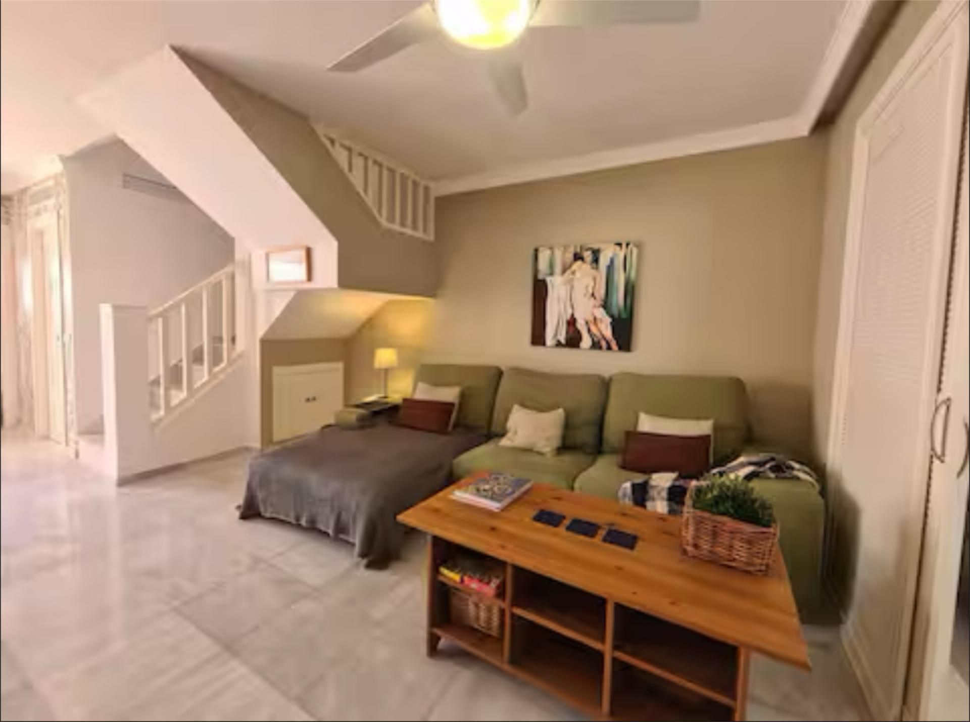 Sala d'estar de Pis de lloguer en Marbella amb Aire condicionat, Terrassa i Piscina