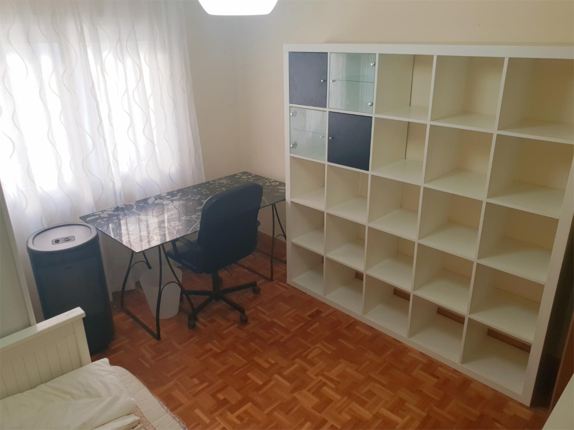 Dormitori de Pis per a compartir en Tudela amb Parquet, Moblat i Forn