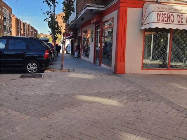 Local comercial en Alquiler en Calle de San Claudio, 69 en Palomeras Sureste