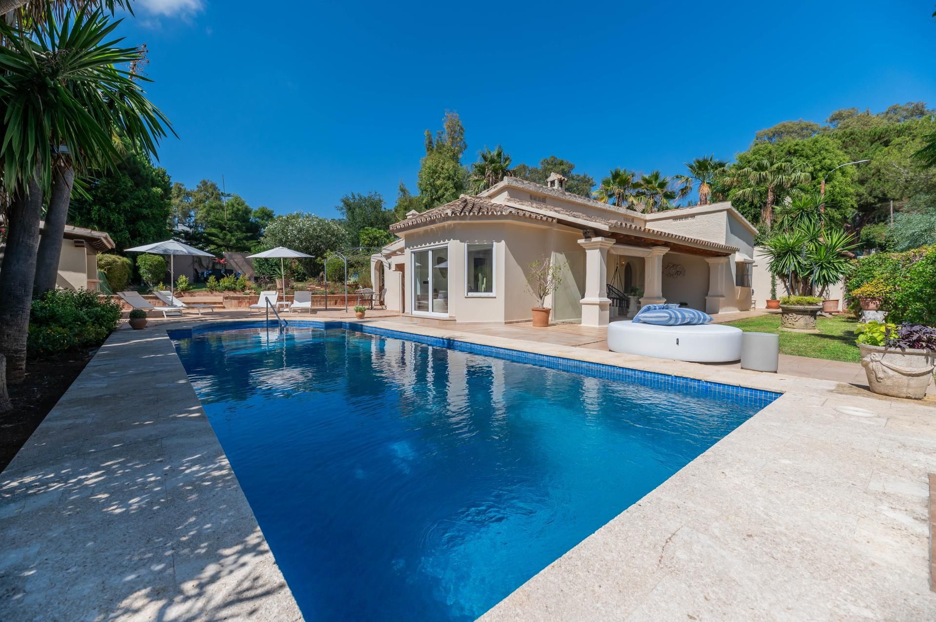 Piscina de Casa o xalet de lloguer en Marbella amb Aire condicionat, Calefacció i Jardí privat