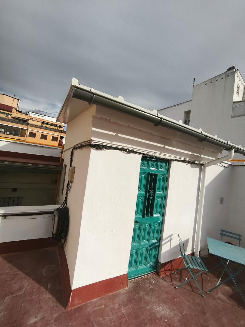 Vista exterior de Estudi en venda en  Madrid Capital amb Terrassa, Moblat i Balcó