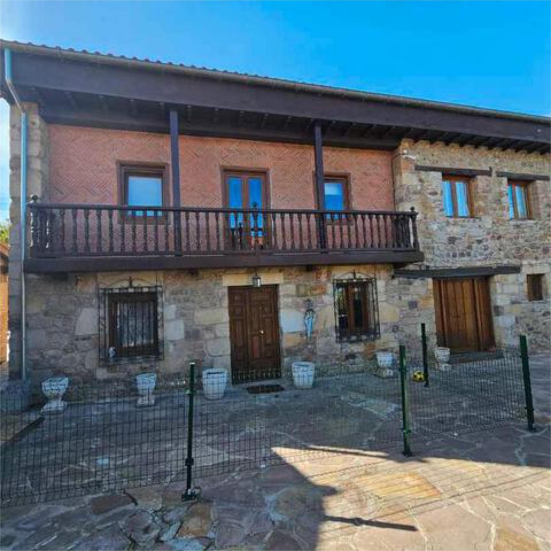 Vista exterior de Casa adosada per a compartir en Polanco amb Calefacció, Jardí privat i Terrassa