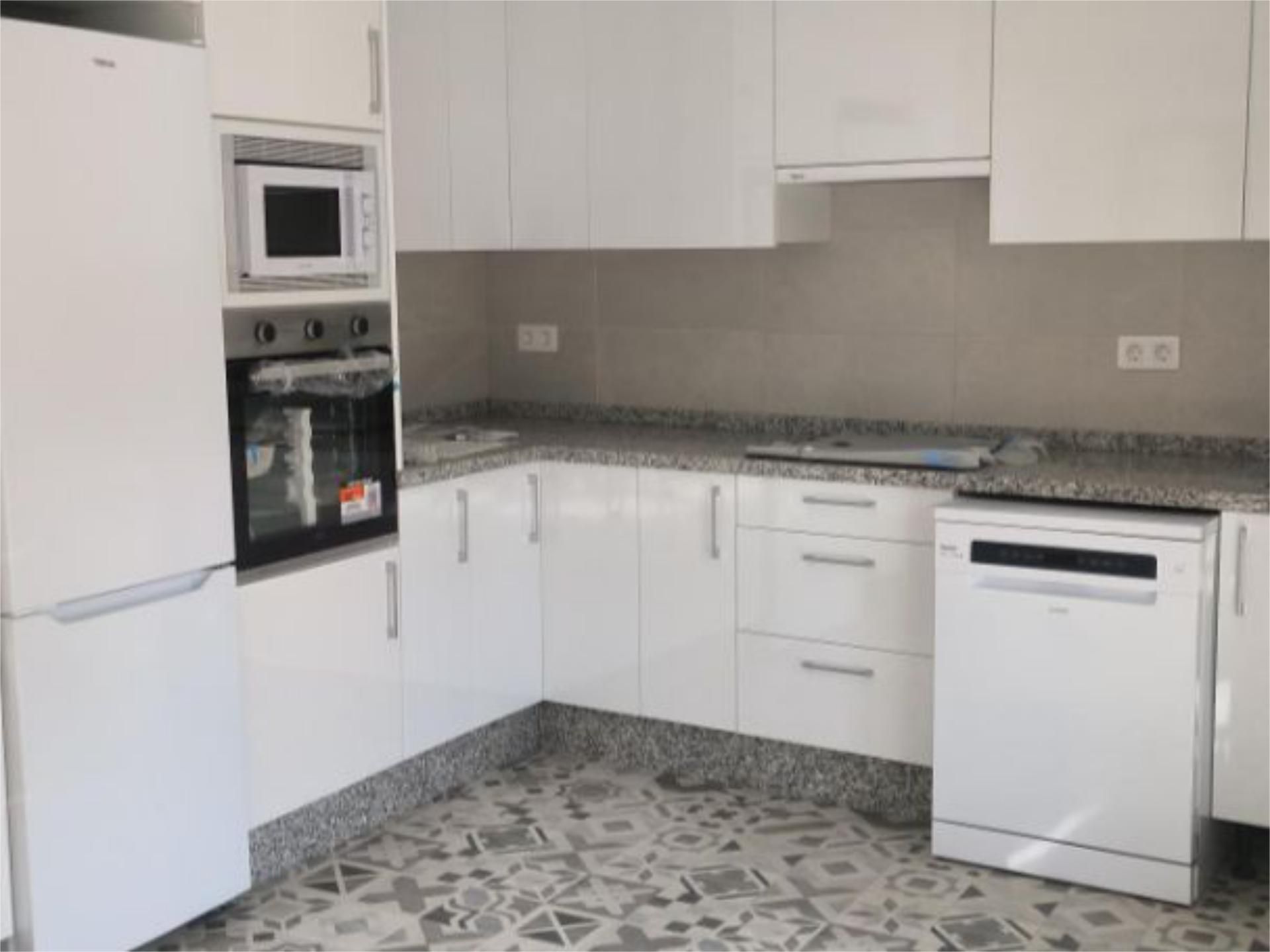 Cuina de Apartament de lloguer en León Capital  amb Calefacció, Parquet i Balcó
