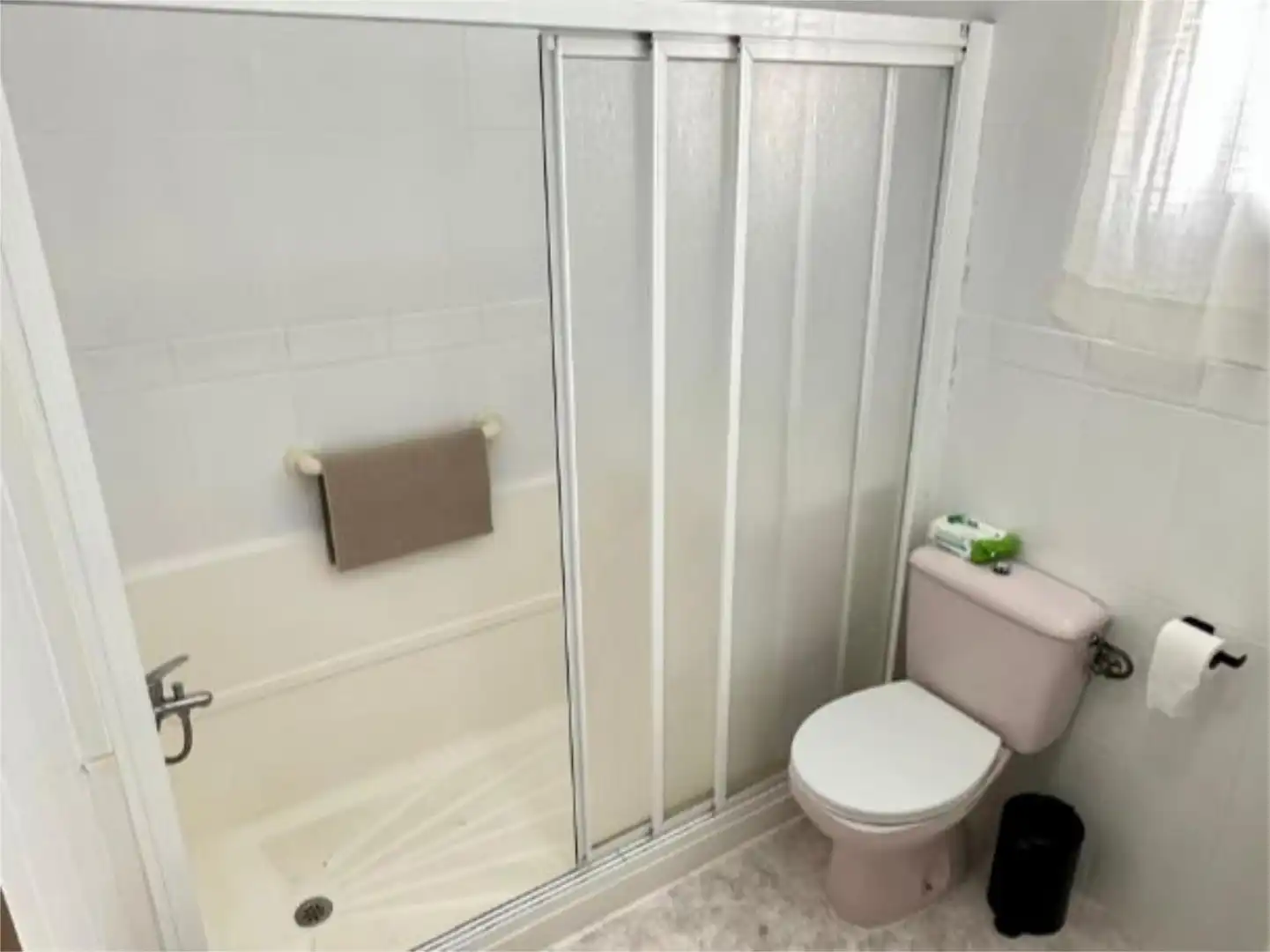 Flat for rent in Plaza la Vid, 1, El Retiro - La Vid Bathroom of Flat for rent in Jerez de la Frontera with Air Conditioner, Furnished and Balcony