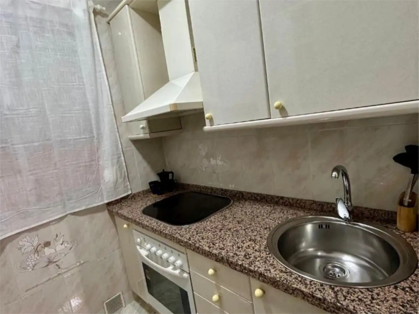 Flat for rent in Plaza la Vid, 1, El Retiro - La Vid Kitchen of Flat for rent in Jerez de la Frontera with Air Conditioner, Furnished and Balcony
