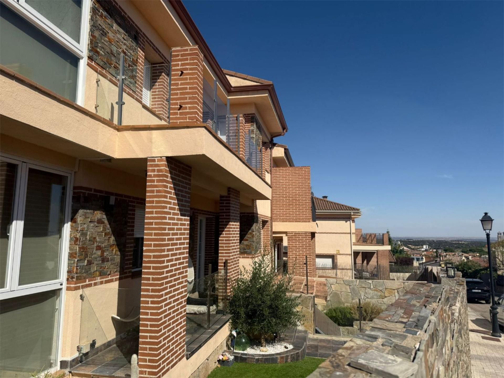Vista exterior de Casa o xalet en venda en Navas del Rey amb Aire condicionat, Terrassa i Piscina