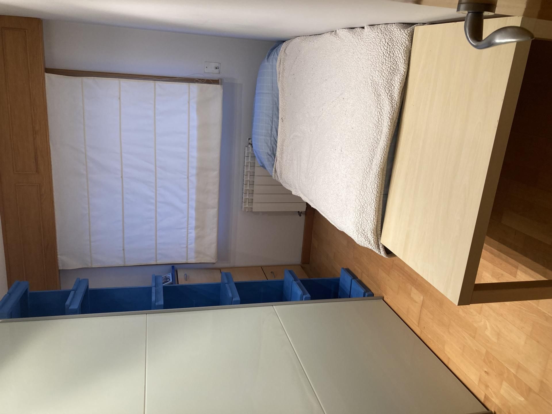 Dormitori de Pis per a compartir en Ferrol amb Calefacció, Traster i Moblat