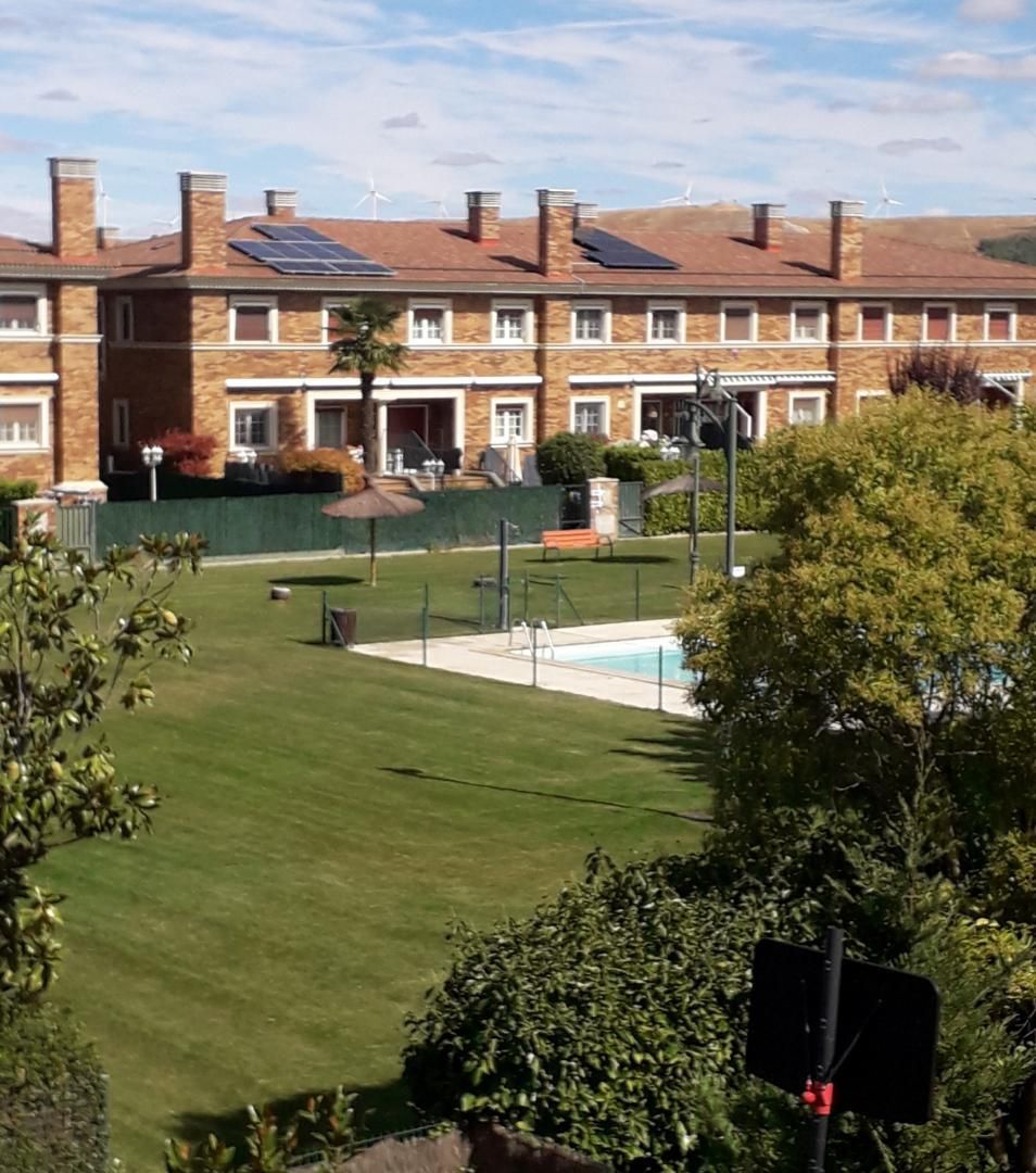 Piscina de Casa o xalet en venda en Grijota amb Calefacció, Jardí privat i Parquet