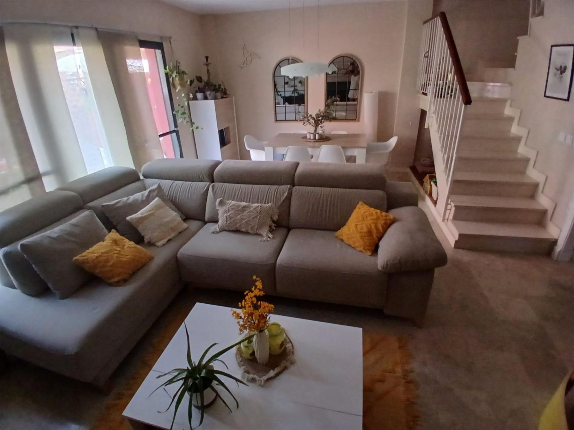 Sala d'estar de Casa adosada en venda en Alcalá de Guadaira amb Aire condicionat, Piscina i Balcó