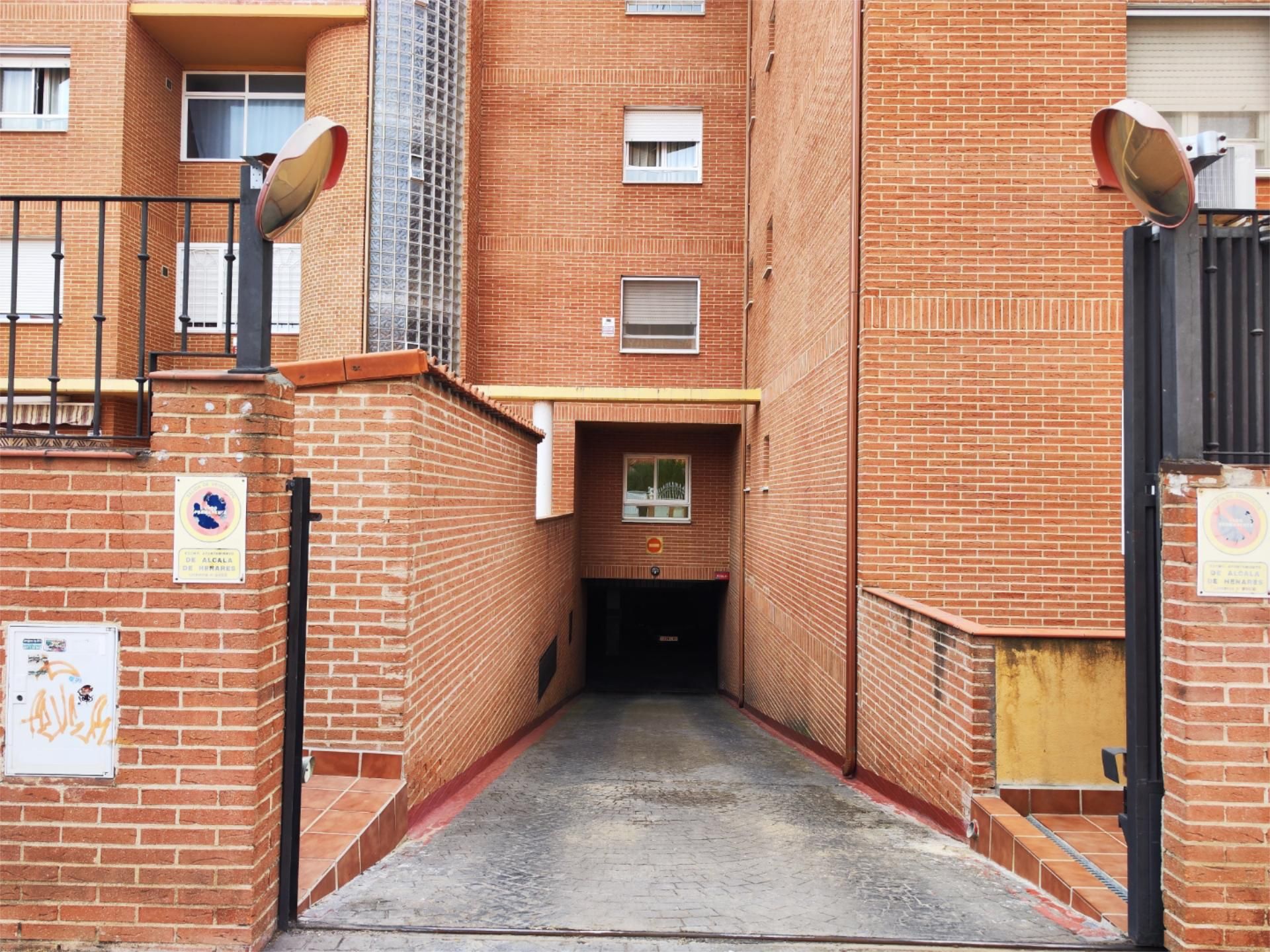 Exterior view of Garage for sale in Alcalá de Henares