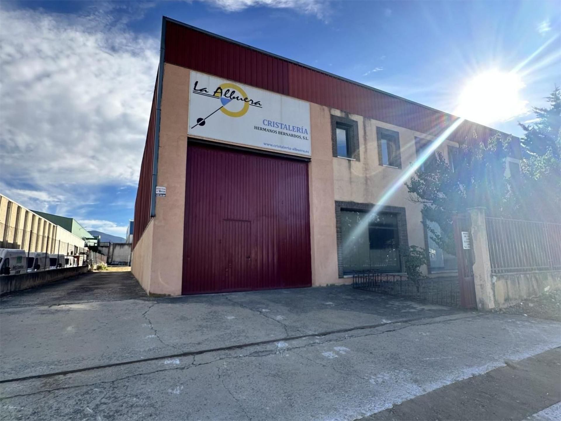 Vista exterior de Nau industrial en venda en Segovia Capital amb Calefacció