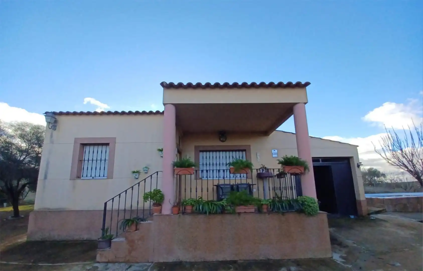 Casa o xalet en venda a Calle Alange, 18, Almendralejo Vista exterior de Casa o xalet en venda en Almendralejo amb Terrassa, Piscina i Balcó